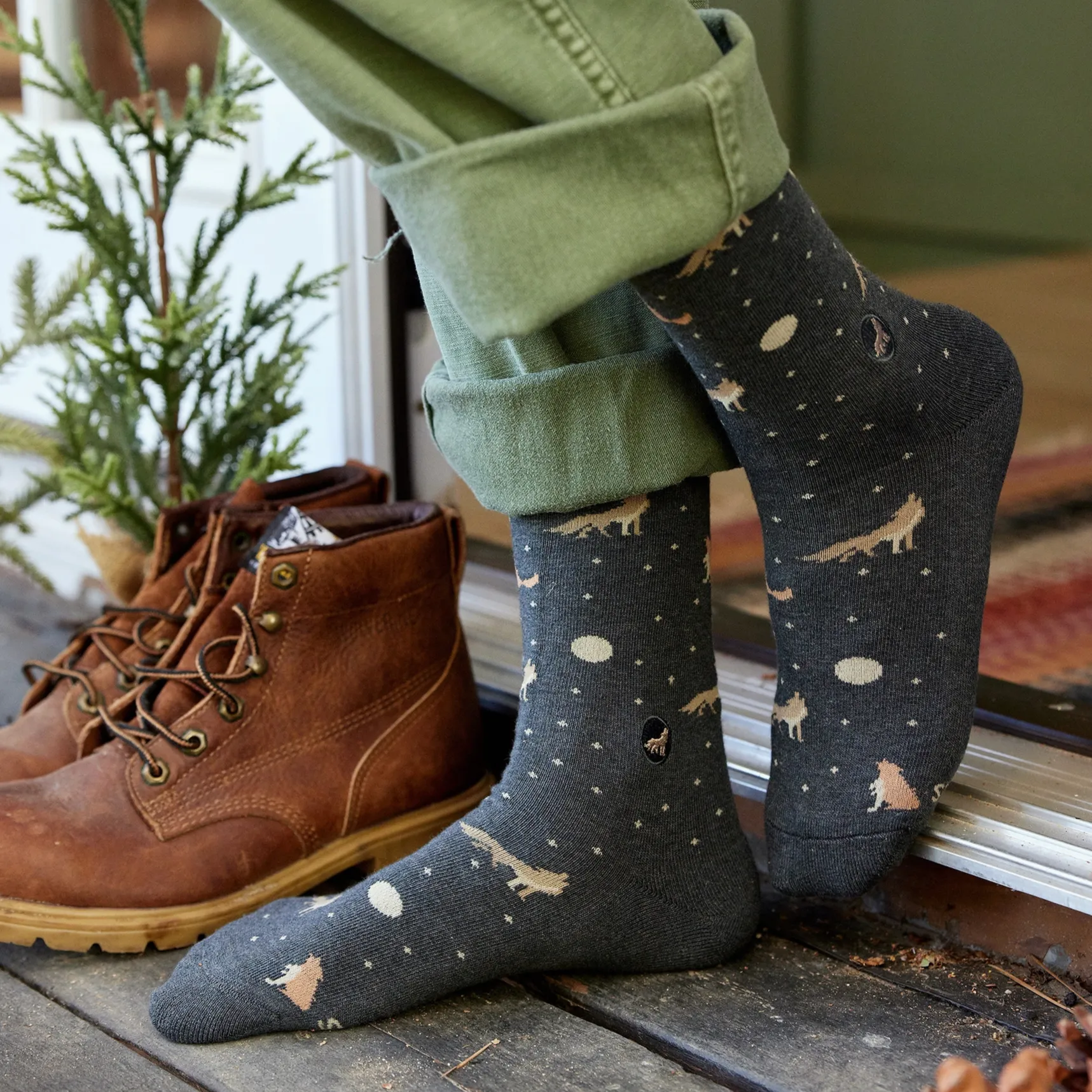 Socks That Protect Wolves - Charcoal With Wolves